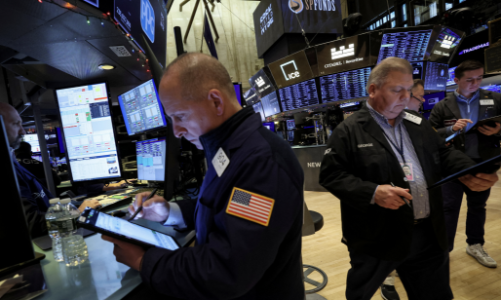 Chứng khoán Mỹ tụt điểm vì Fed lo suy thoái kinh tế, giá dầu tăng hơn 2%