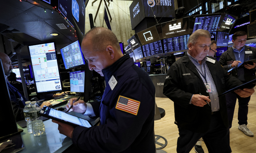 Các nhà giao dịch cổ phiếu trên sàn NYSE ở New York - Ảnh: Reuters.