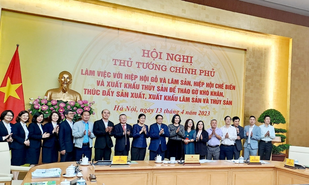Thủ tướng Phạm Minh Chính chụp ảnh cùng các doanh nghiệp ngành gỗ và ngành thủy sản.