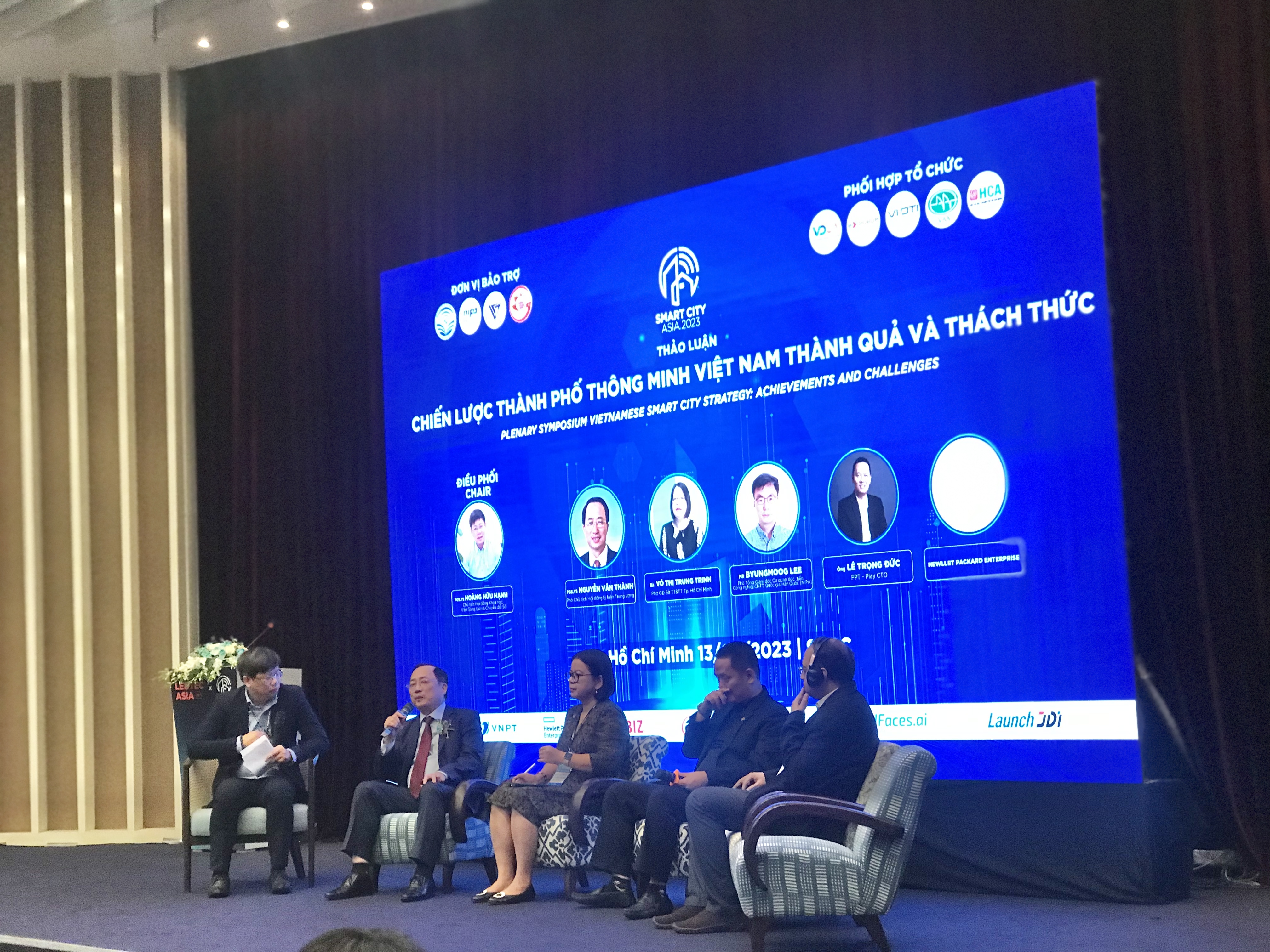 Các diễn giả thảo luận về phát triển đô thị thông minh - Ảnh: PV.