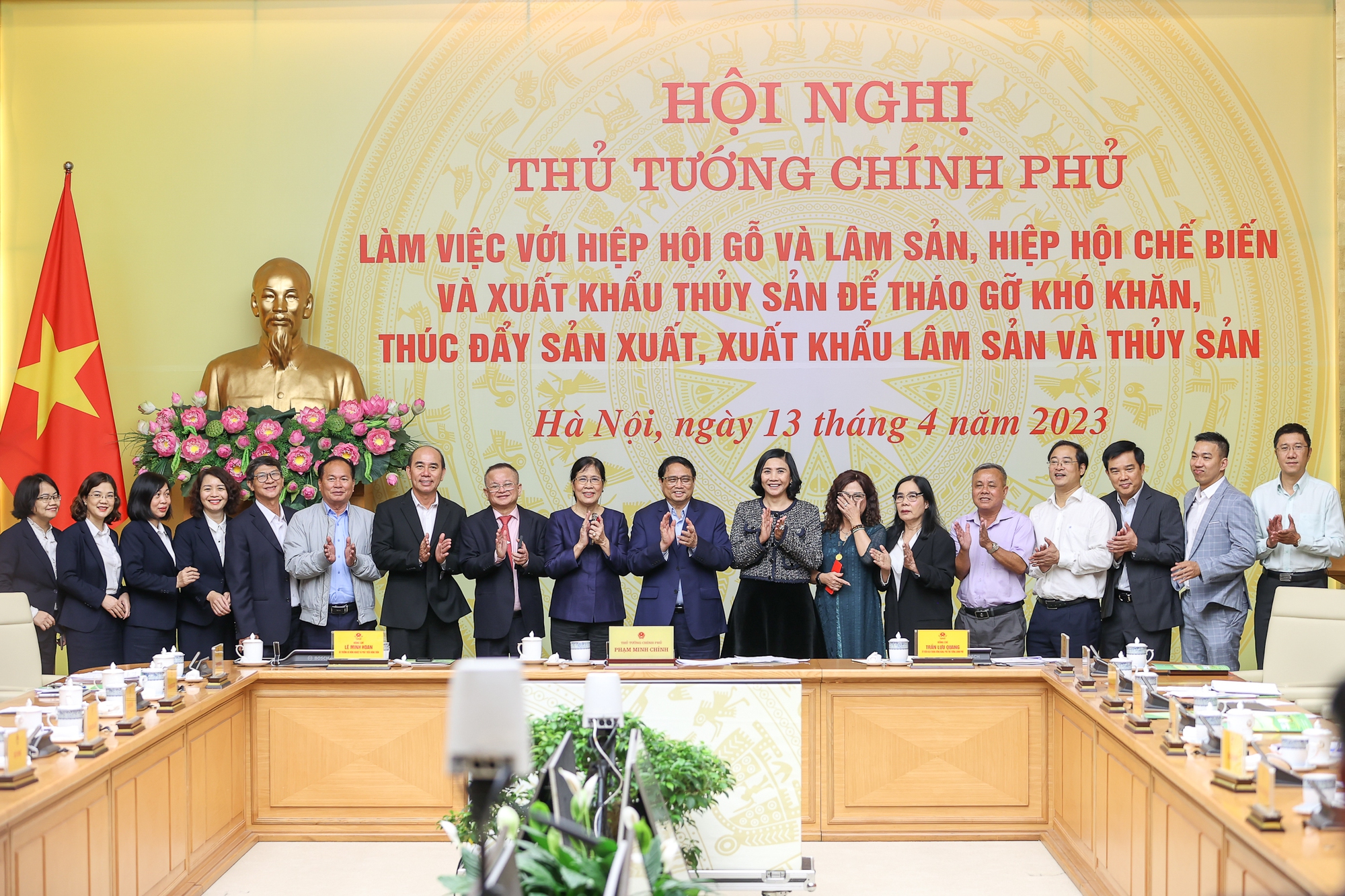 Thủ tướng chụp ảnh lưu niệm c&ugrave;ng c&aacute;c đại biểu tham dự hội nghị - Ảnh: VGP