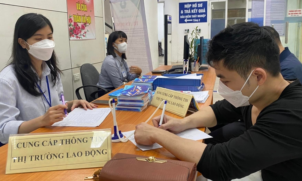 Người lao động đăng ký thông tin tuyển dụng tại sàn việc làm Hà Nội ngày 13/4. 
