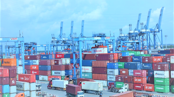 Xuất khẩu giảm, cán cân thương mại vẫn thặng dư 6,35 tỷ USD