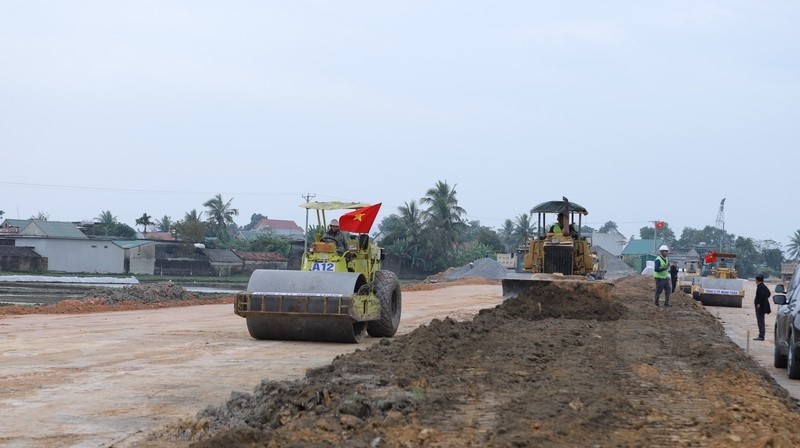 Dự án đường Vạn Thiện đi Bến En đang vướng phải những khó khăn, vướng mắc như công tác di dời các đường điện 