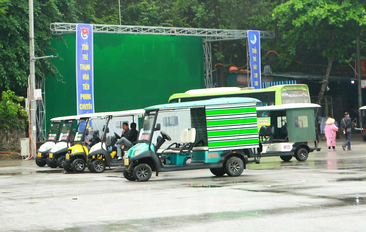 Đối với những xe điện vi phạm ch&egrave;o k&eacute;o, g&acirc;y hấn với du kh&aacute;ch, thậm ch&iacute; l&agrave; đuổi kh&aacute;ch nếu kh&ocirc;ng đến nh&agrave; h&agrave;ng như t&agrave;i xế xe điện giới thiệu sẽ bị treo xe 15 ng&agrave;y