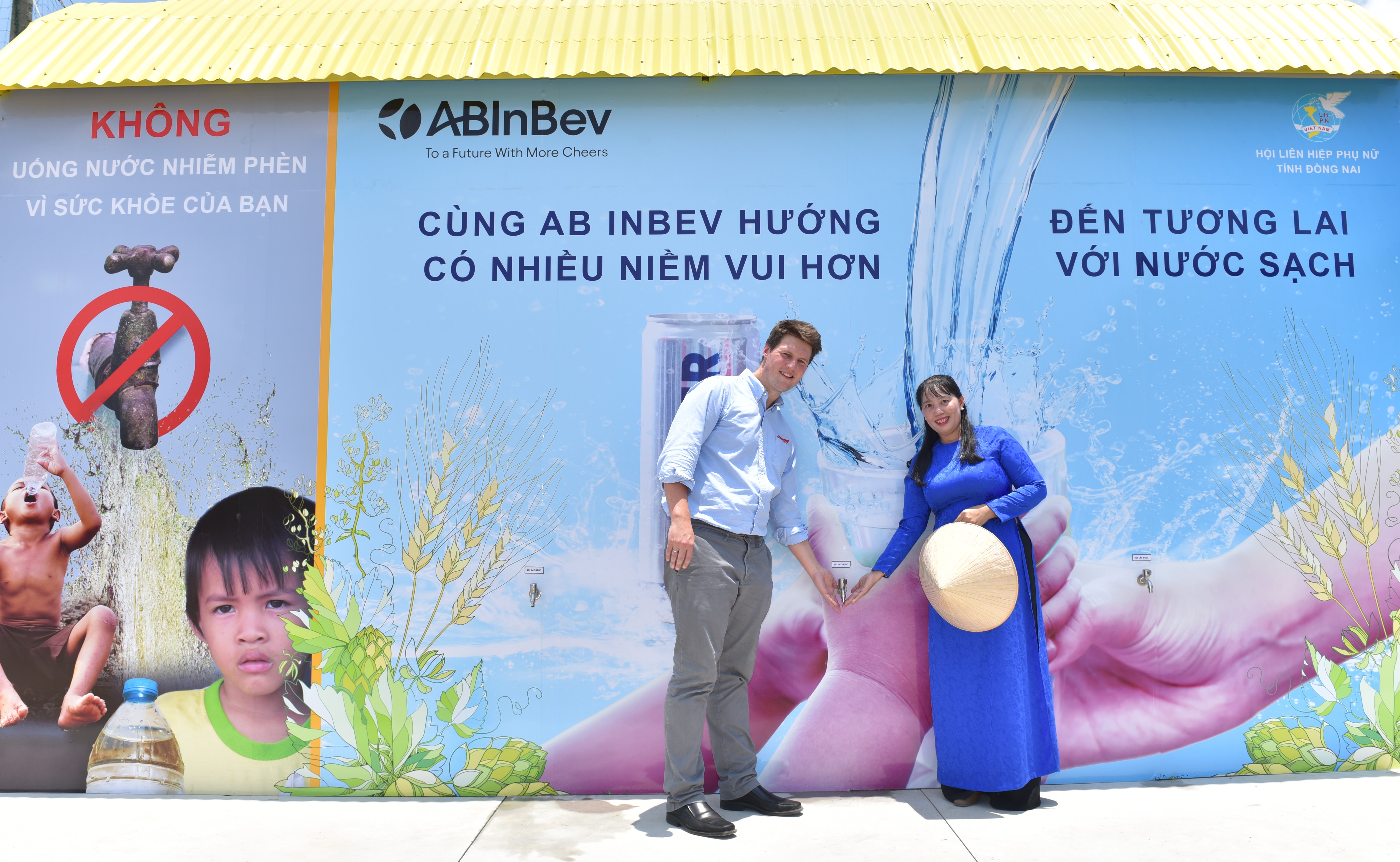 Mr. Craig Katerberg, Senior Director of Legal, External Relations and Communications at AB InBev, APAC, and Ms. Le Thi Thai, Provincial Member and Chairwoman of the Dong Nai Provincial Women’s Union.