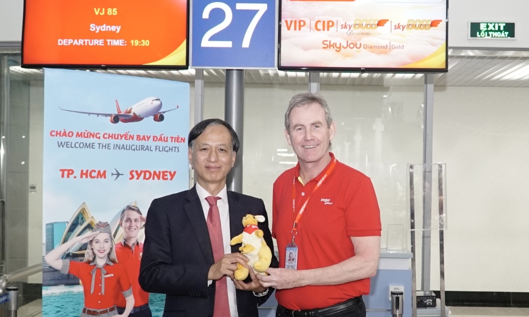Đại sứ Việt Nam tại Úc - Nguyễn Tất Thành và Phó Tổng giám đốc Vietjet Michael Hickey (áo đỏ) chào mừng chuyến bay đầu tiên.