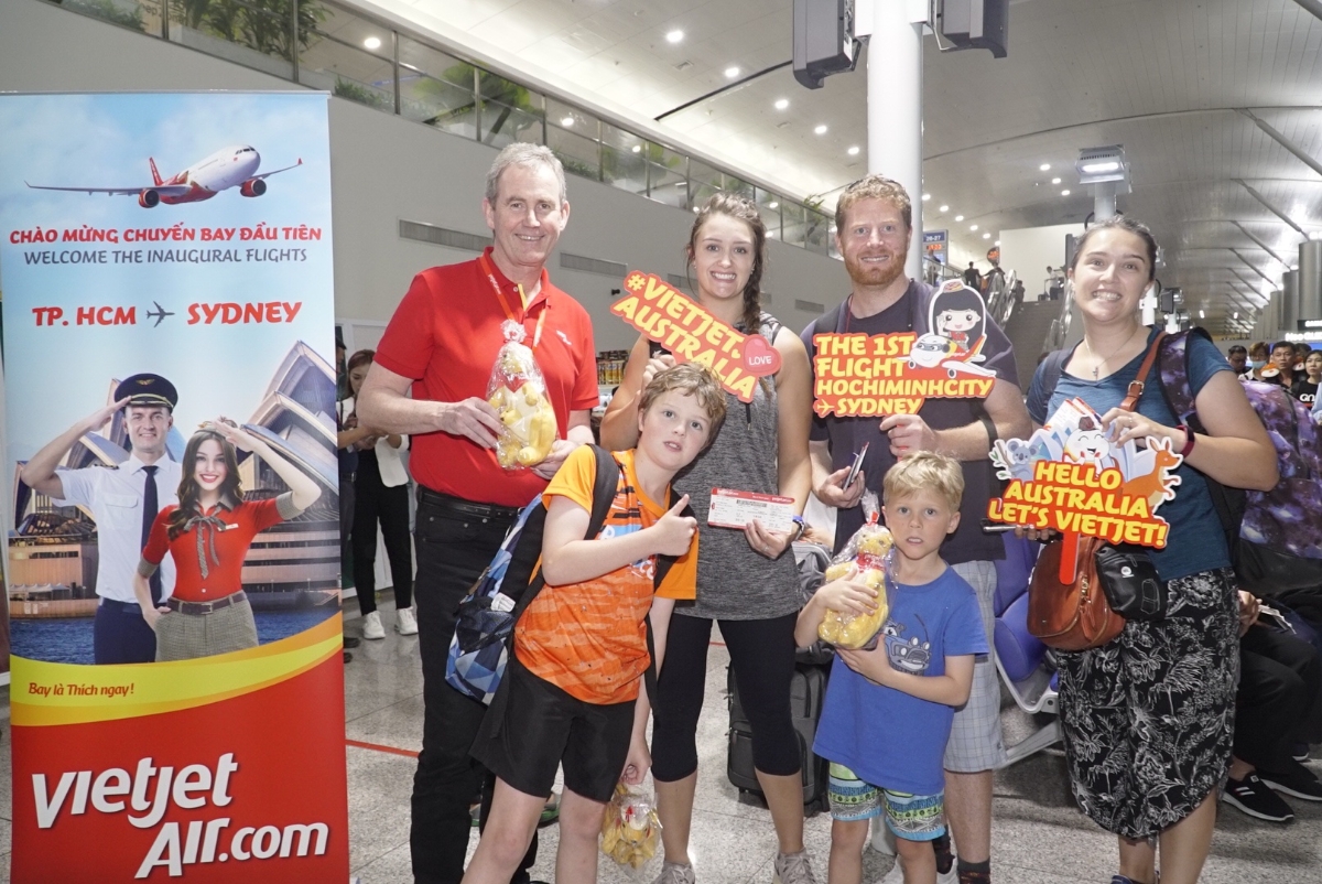 Phó Tổng giám đốc Vietjet Michael Hickey cảm ơn và tặng quà hành khách trên chuyến bay đầu tiên.