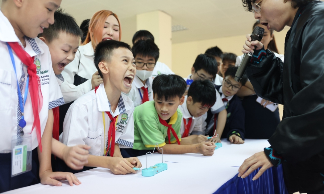Các em học sinh tham gia trò chơi tương tác trong khuôn khổ lễ phát động cuộc thi.