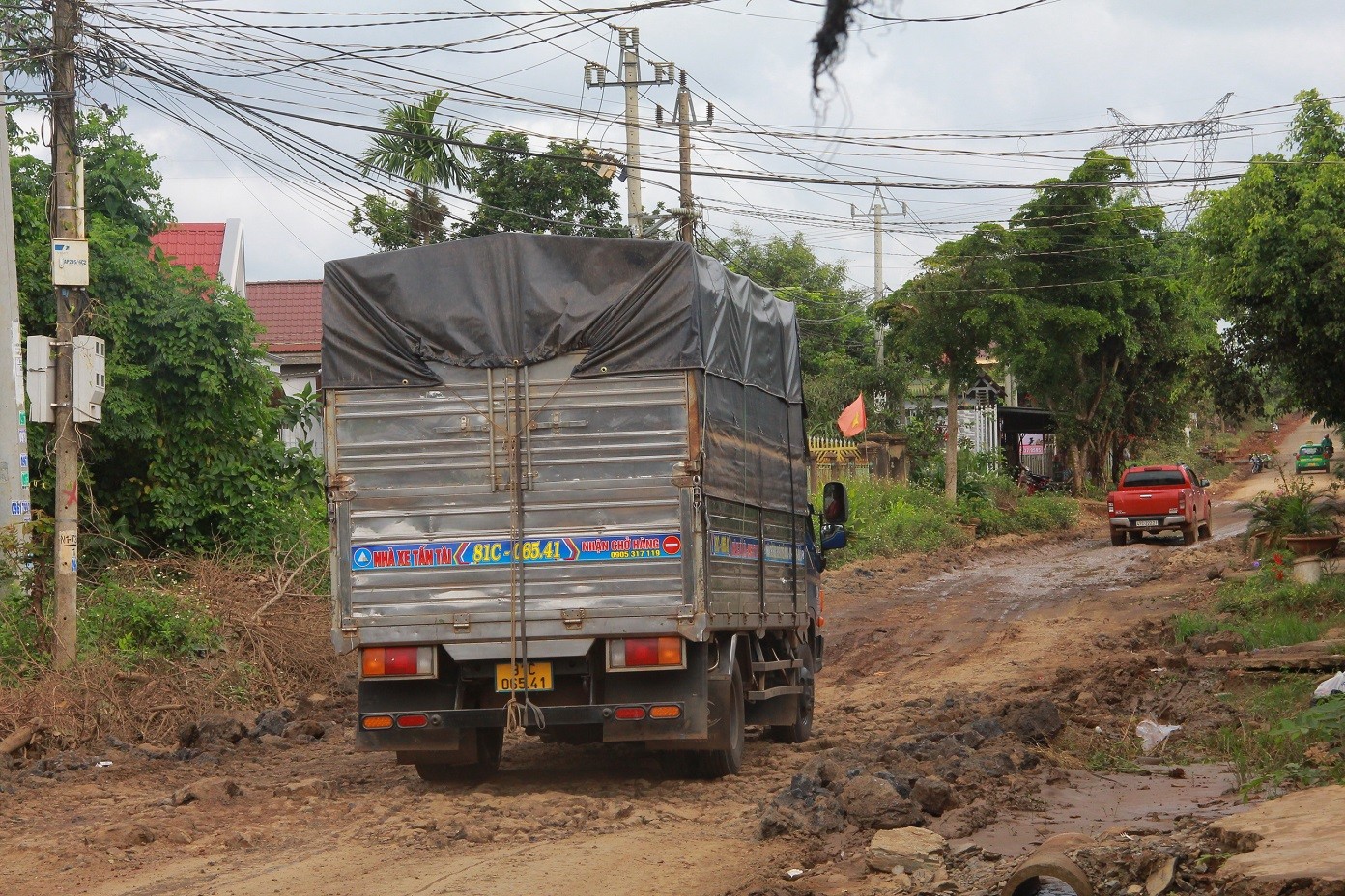 Tuyến tránh phía Đông TP. Buôn Ma Thuột do Ban Quản lý dự án tỉnh Đắk Lắk làm chủ đầu tư chậm tiến độ, chi phí giải phóng mặt bằng vượt trên 330 tỷ đồng so với tổng mức đầu tư đã duyệt.