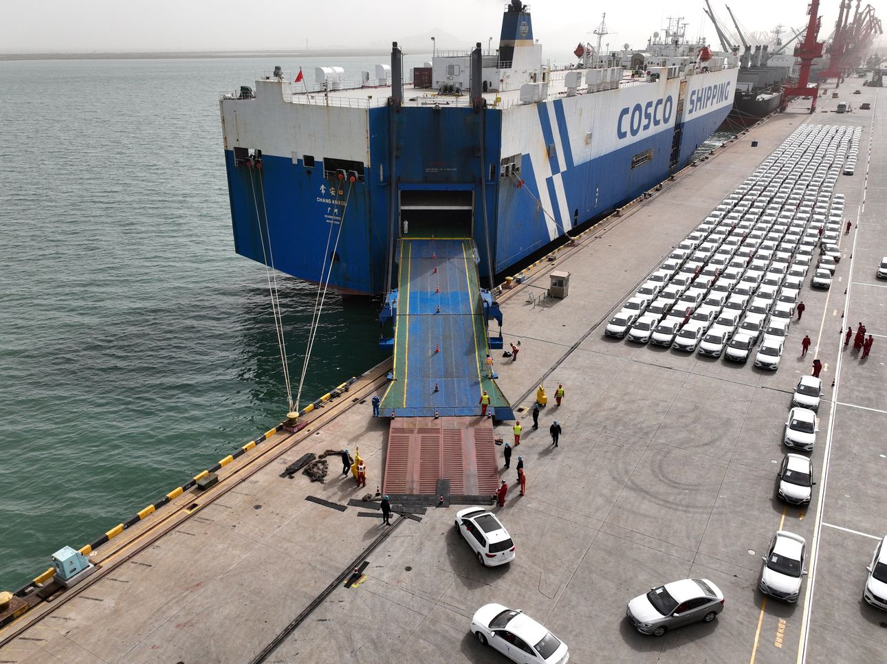 Một t&agrave;u chở &ocirc; t&ocirc; xuất khẩu tại tỉnh Giang T&ocirc; của Trung Quốc v&agrave;o đầu th&aacute;ng 4 - Ảnh: Zuma Press