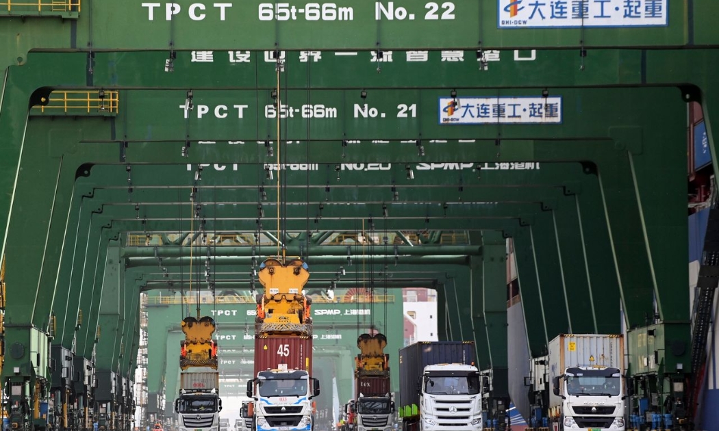 Các container được vận chuyển bằng xe tải ở Thiên Tân, Trung Quốc vào đầu tháng 4 - Ảnh: AP