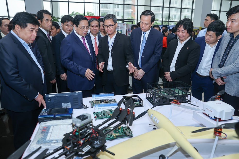 Thủ tướng tham quan khu vực giới thiệu sản phẩm thiết bị bay không người lái do sinh viên Khoa Điện tử viễn thông nghiên cứu, chế tạo - Ảnh: VGP