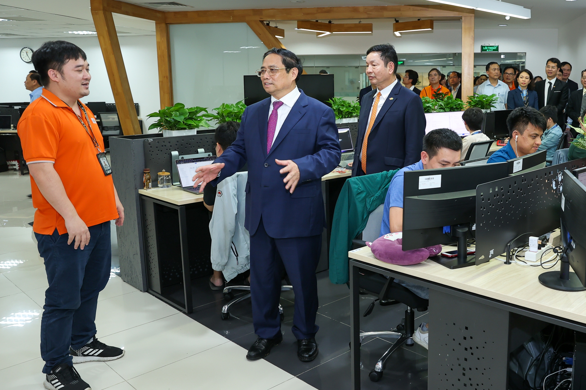 Thủ tướng trao đổi cùng cán bộ của FPT - Ảnh: VGP