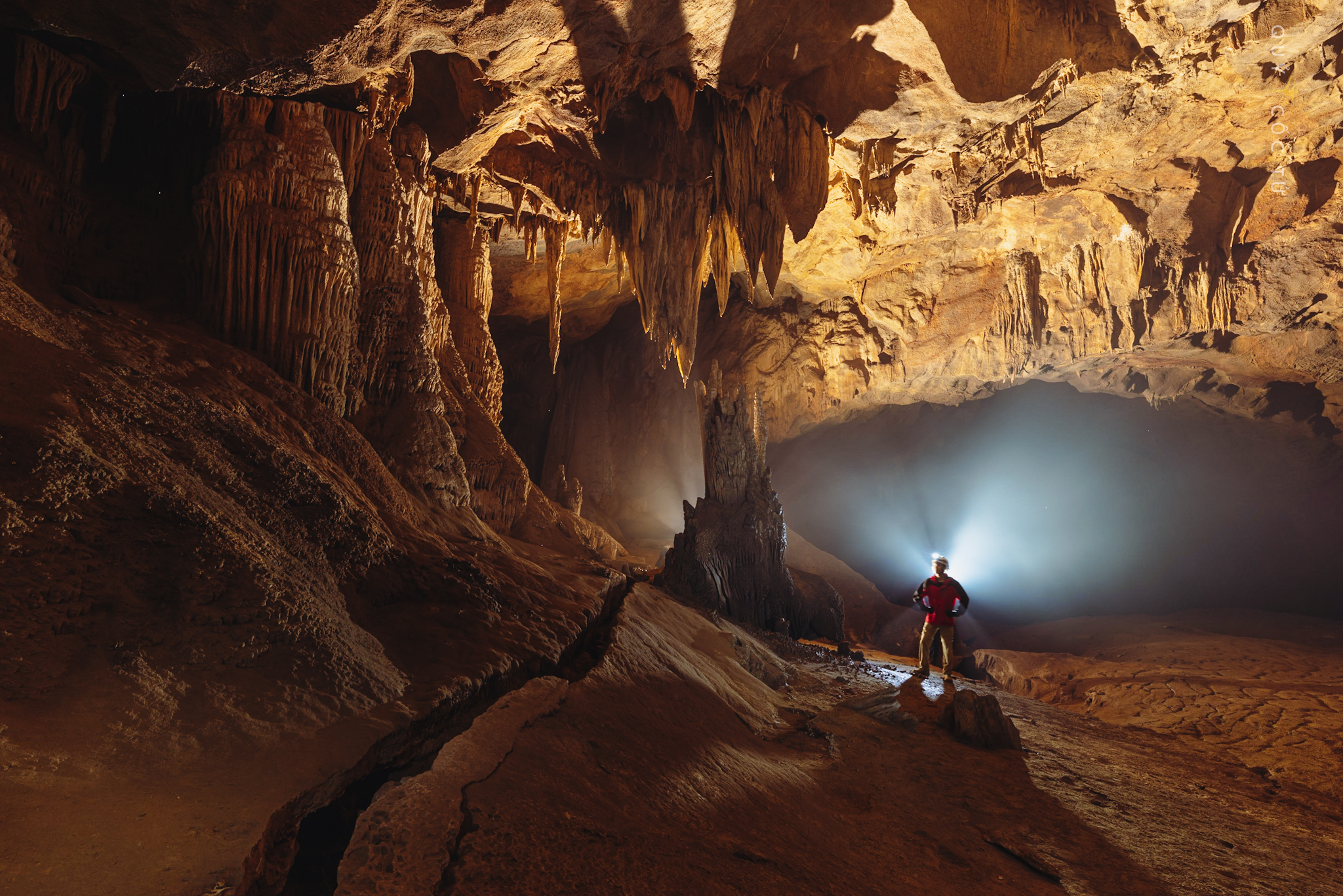 H&agrave;nh tr&igrave;nh kh&aacute;m ph&aacute; hang Va v&agrave; hang Nước Nứt của hai blogger du lịch Quỷ Cốc Tử v&agrave; Dương Vũ. Ảnh:&nbsp;Fanpage Sở Du lịch Quảng B&igrave;nh.