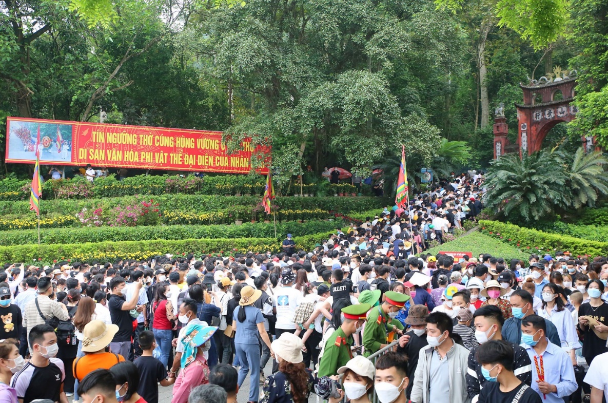 Lượng khách tham dự Lễ hội Đền Hùng 2023 dự kiến sẽ đông hơn mọi năm do trùng với lịch nghỉ lễ 30/4 - 1/5.