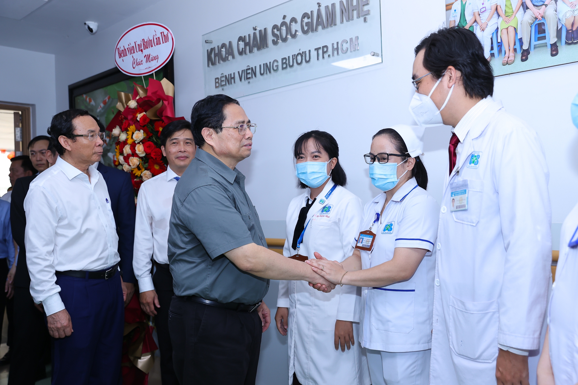 Thủ tướng trò chuyện với cán bộ, y bác sĩ Bệnh viện Ung Bướu (Cơ sở 2) - Ảnh: VGP