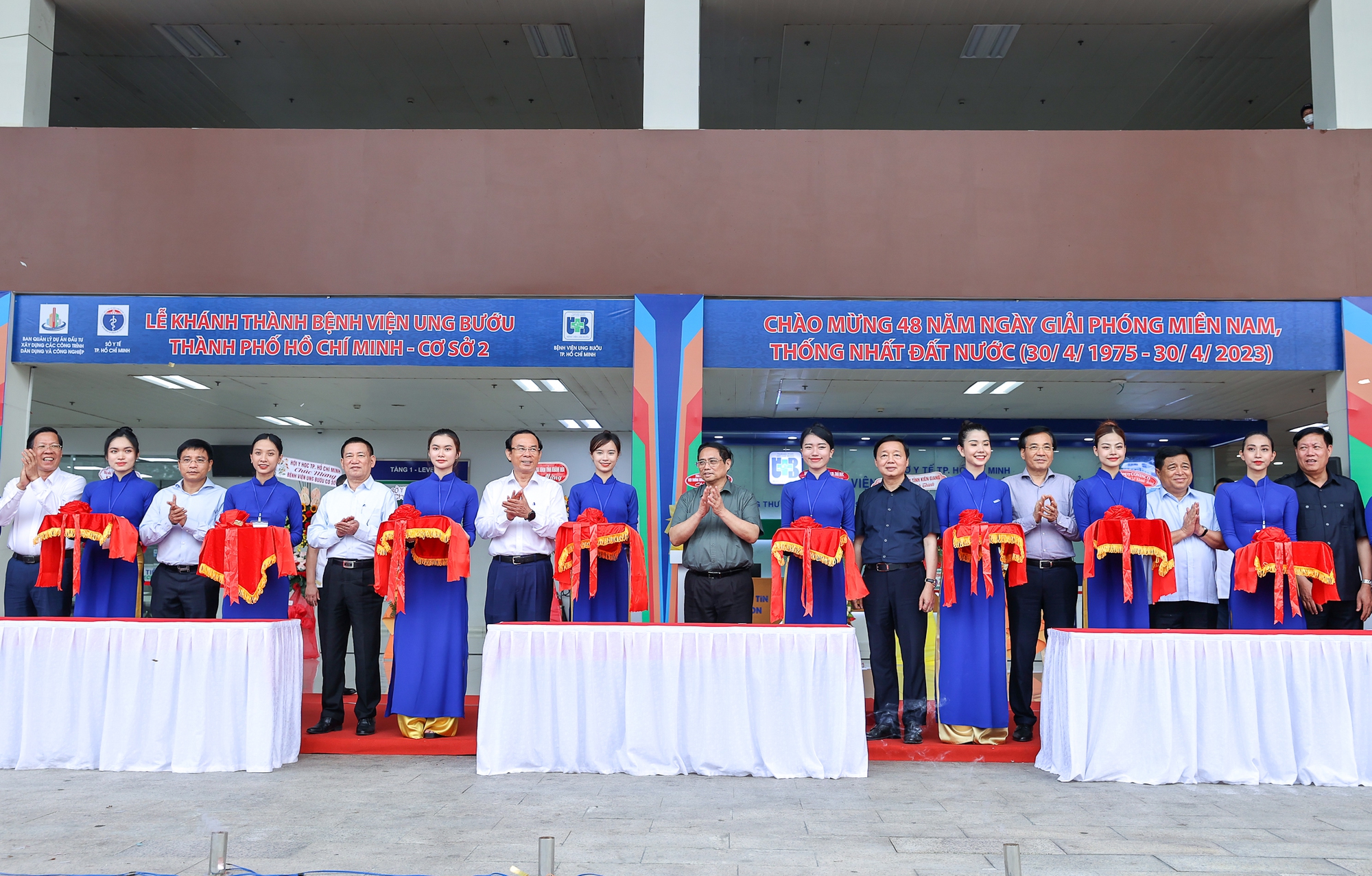 Thủ tướng Phạm Minh Ch&iacute;nh, Ph&oacute; Thủ tướng Trần Hồng H&agrave;, l&atilde;nh đạo một số bộ, ng&agrave;nh v&agrave; TP.HCM cắt băng kh&aacute;nh th&agrave;nh Bệnh viện Ung Bướu TP.HCM (cơ sở 2) - Ảnh: VGP
