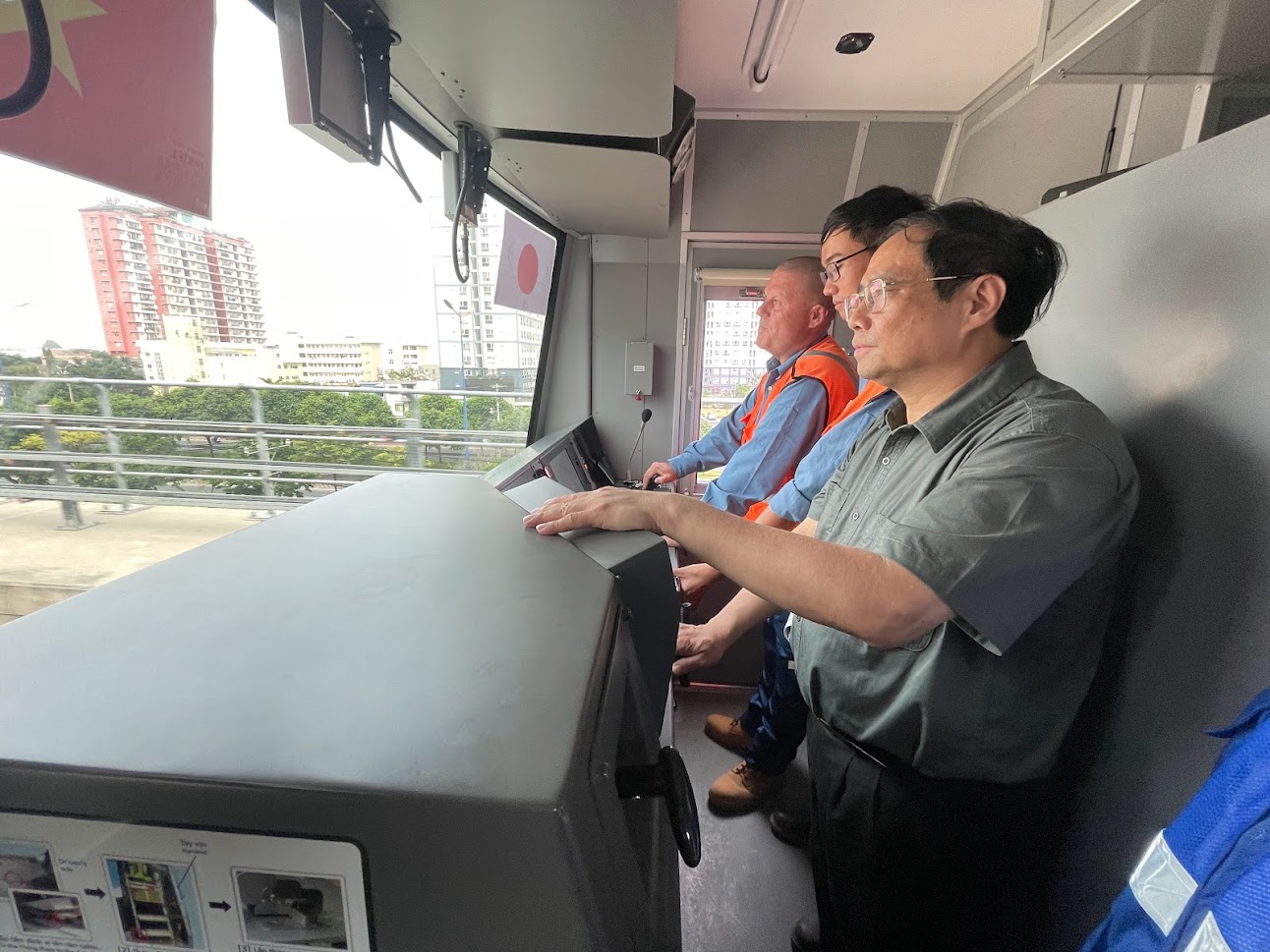 Thủ tướng trực tiếp vào trong buồng lái của đoàn tàu metro - Ảnh: VGP