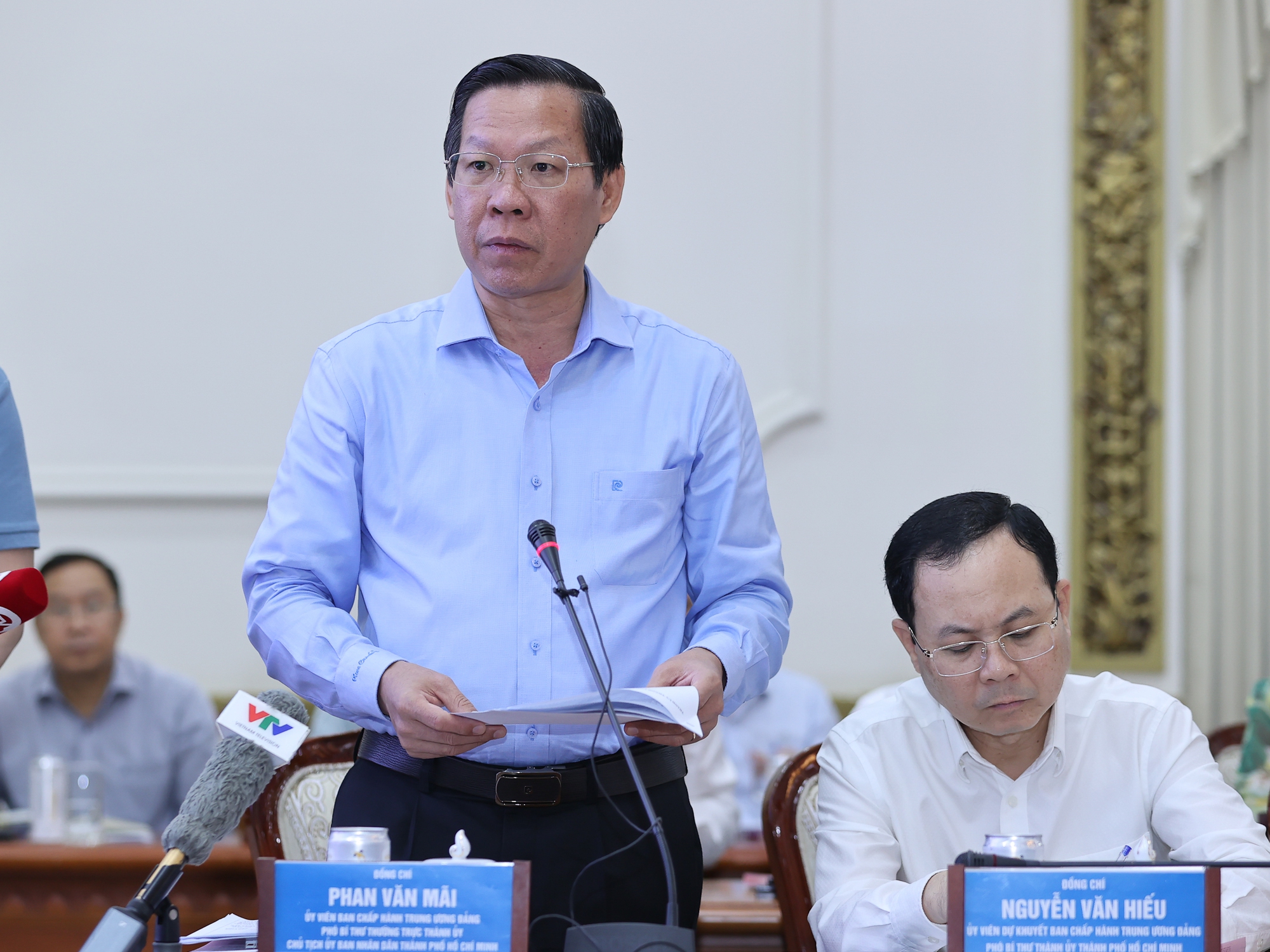Chủ tịch UBND TPHCM Phan Văn Mãi báo cáo tại buổi làm việc - Ảnh TTXVN.