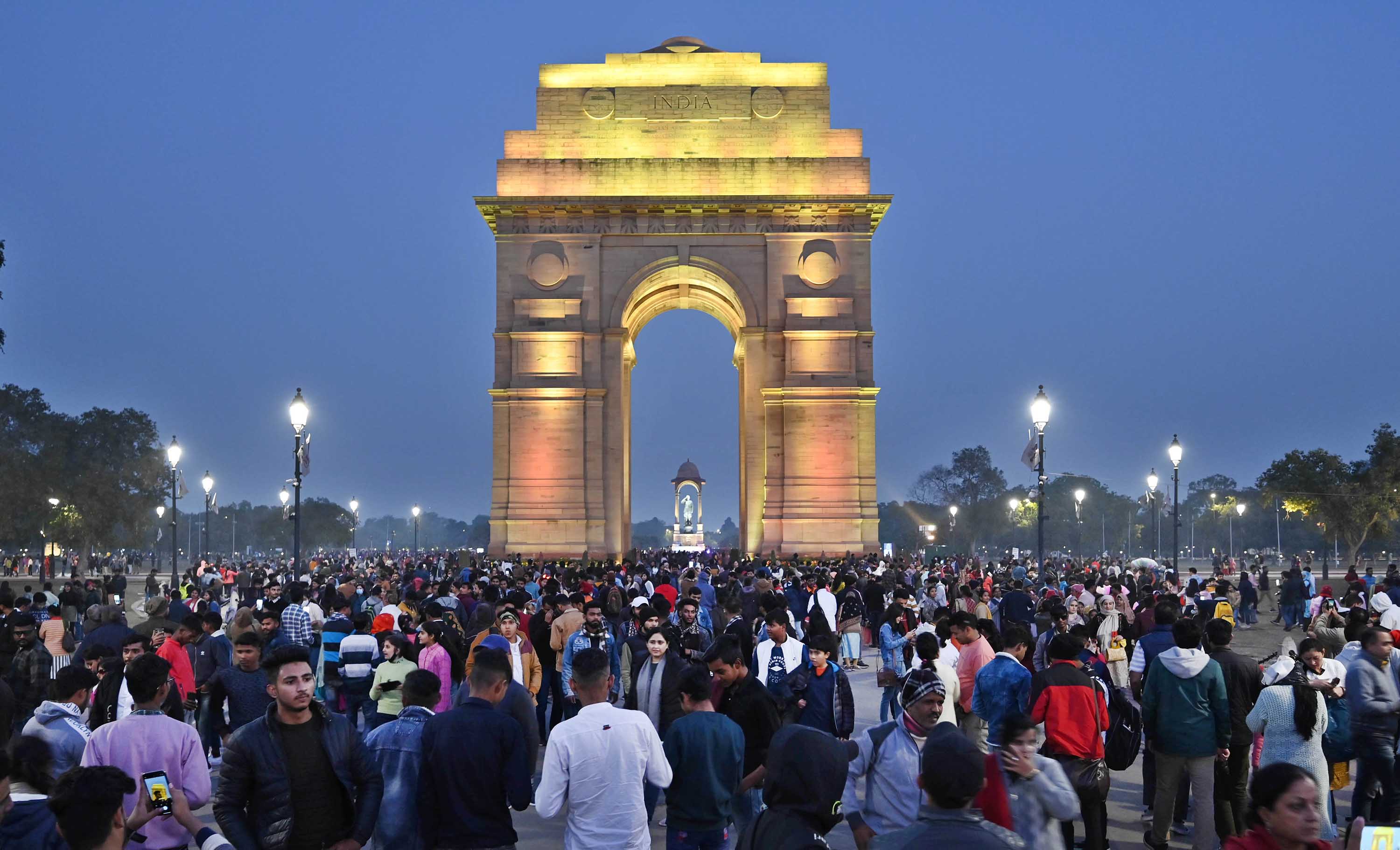 Đám đông trung tại Cổng Ấn Độ vào đêm giao thừa ngày 31/12/2022 tại New Delhi, Ấn Độ - Ảnh: Getty Images