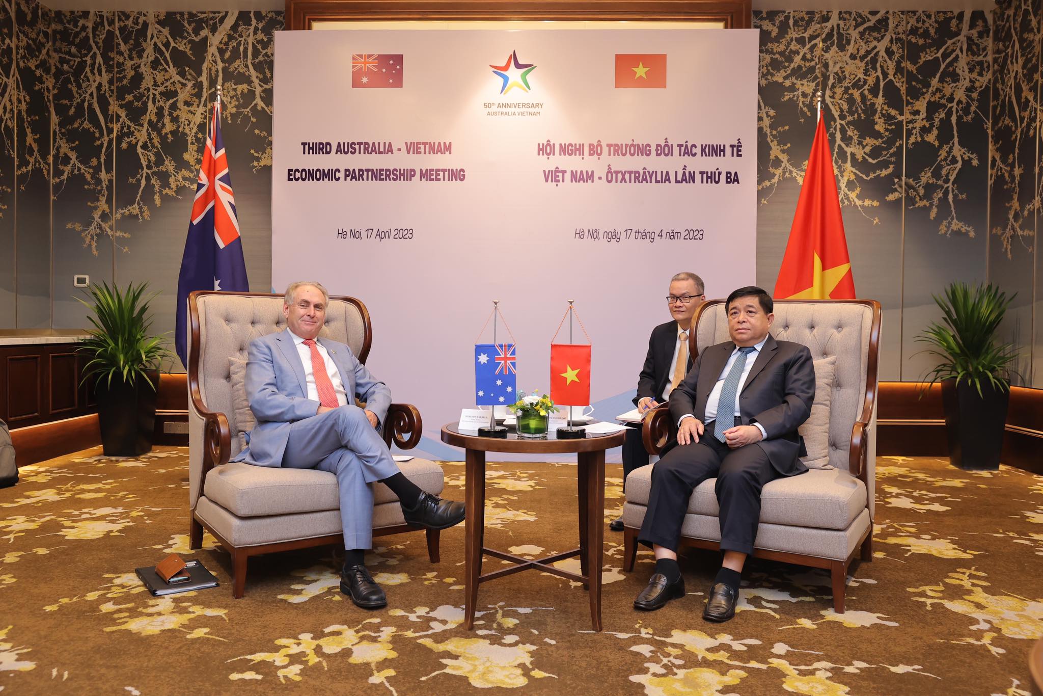 Bộ trưởng Bộ Kế hoạch và Đầu tư Nguyễn Chí Dũng và Bộ trưởng Thương mại và Du lịch Australia Don Farrell trao đổi về những giải pháp thúc đẩy cơ hội hợp tác giữa hai nước trong thời gian tới.