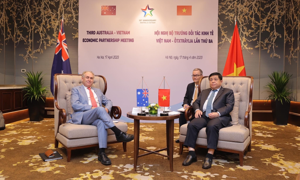 Bộ trưởng Bộ Kế hoạch và Đầu tư Nguyễn Chí Dũng và Bộ trưởng Thương mại và Du lịch Australia Don Farrell trao đổi về những giải pháp thúc đẩy cơ hội hợp tác giữa hai nước trong thời gian tới.