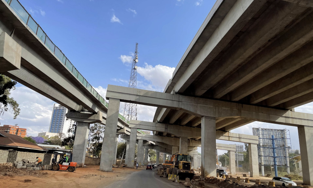 Một dự án thuộc Sáng kiến Vành đai và Con đường do nhà thầu Trung Quốc thực hiện ở thủ đô Nairobi của Kenya, tháng 10/2021 - Ảnh: Reuters.