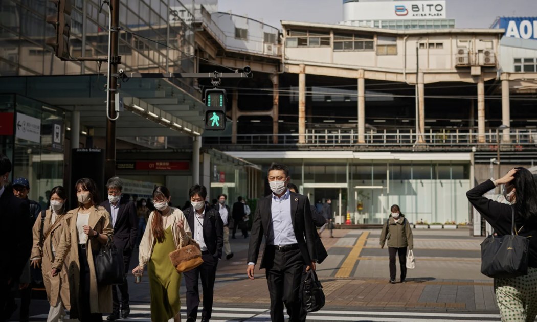 Người bộ hành trên đường phố vào buổi sáng ở Tokyo, Nhật Bản, tháng 3/2023 - Ảnh: Bloomberg.