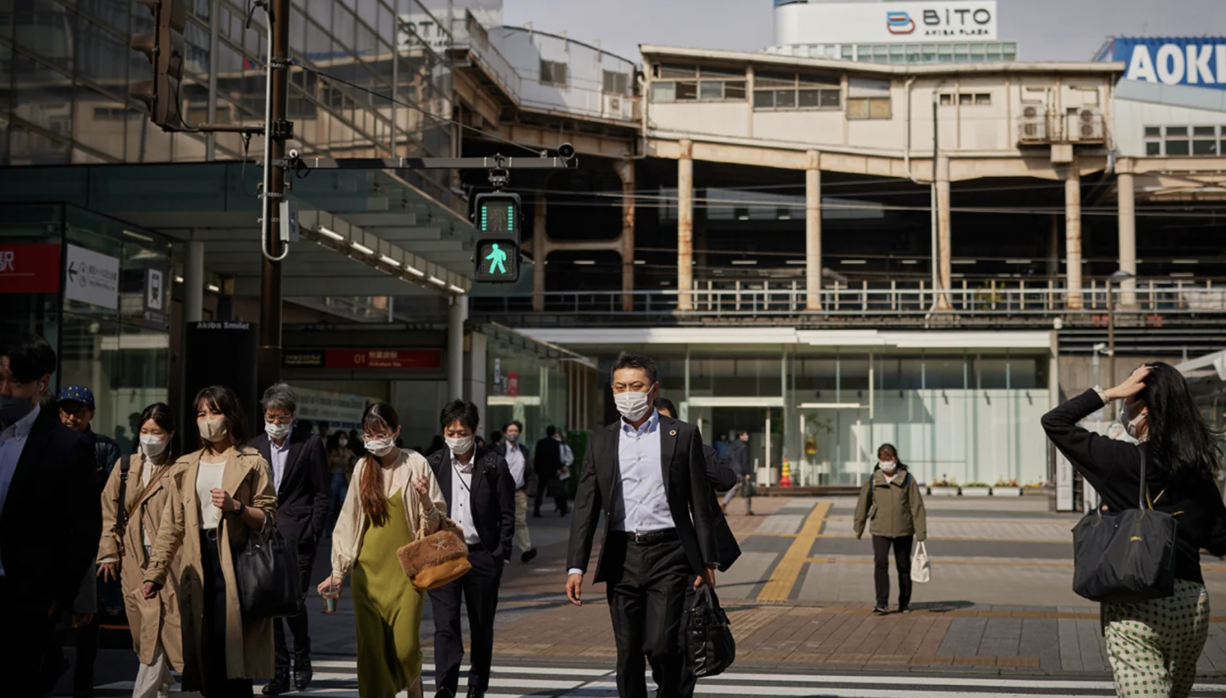 Người bộ hành trên đường phố vào buổi sáng ở Tokyo, Nhật Bản, tháng 3/2023 - Ảnh: Bloomberg.