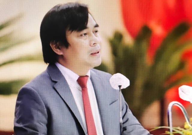 &Ocirc;ng T&ocirc; Văn H&ugrave;ng trả lời chất vấn của đại biểu HĐND TP về nội dung li&ecirc;n quan đến việc cấp 238 sổ đỏ sai quy định của Sở T&agrave;i nguy&ecirc;n & M&ocirc;i trường Đ&agrave; Nẵng.