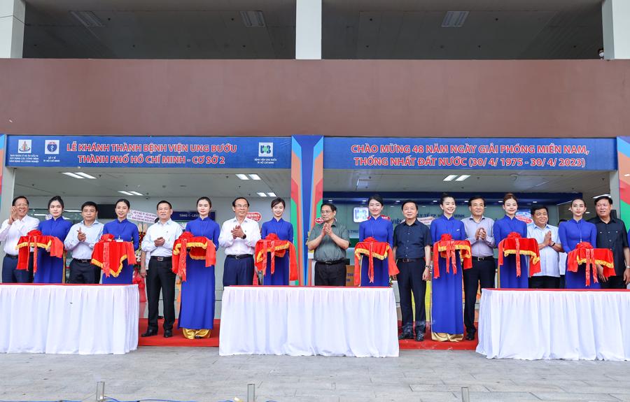 Prime Minister Pham Minh Chinh cuts the ribbon to open the second facility at the Ho Chi Minh City Oncology Hospital on April 15. Photo: VGP