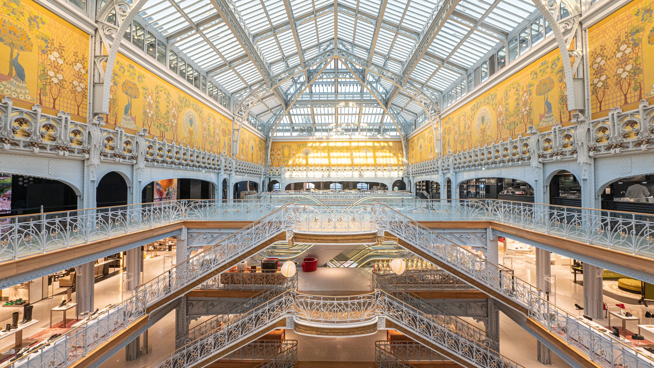 Ngành hàng xa xỉ Pháp có triết lý kinh doanh dựa trên phồn hoa của Paris và những con phố sang trọng đầy các cửa hàng flagship store. 