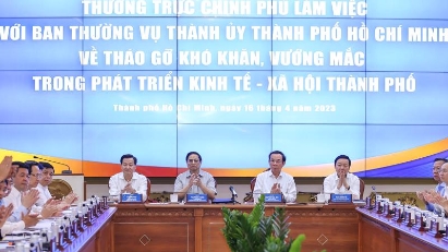 PM asks HCMC to tackle difficulties in economic growth