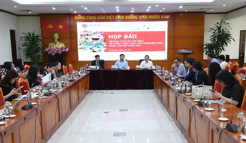 Thứ trưởng Nguyễn Ho&agrave;ng Hiệp chủ tr&igrave; họp b&aacute;o.