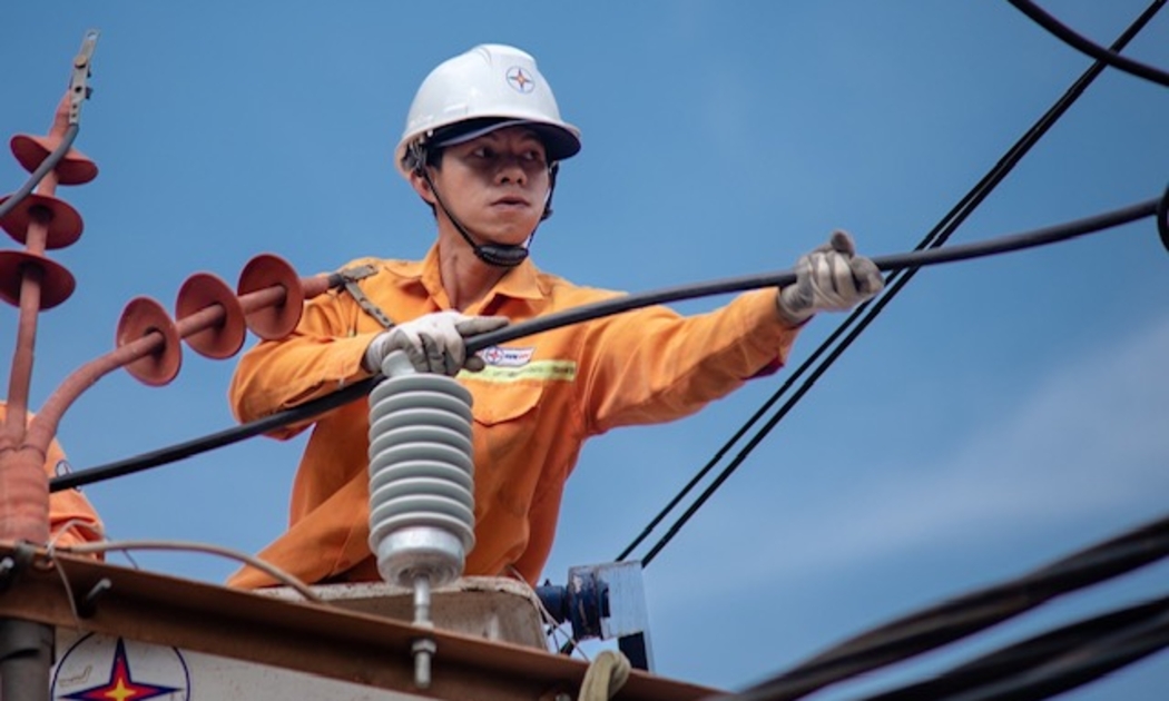 Công nhân đơn vị thành viên Tổng công ty Điện lực miền Trung thao tác bảo trì lưới điện