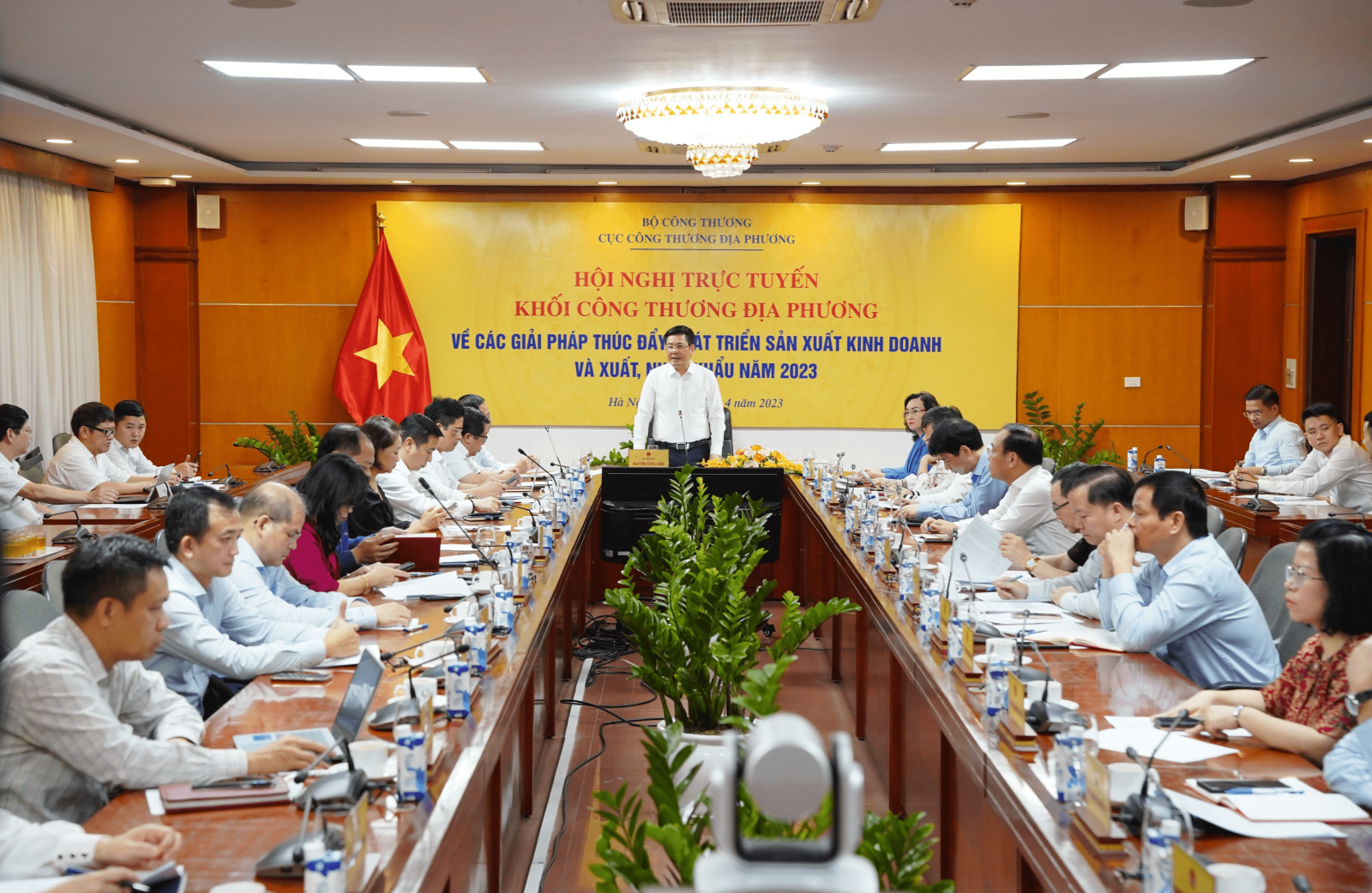 Bộ trưởng Bộ C&ocirc;ng Thương Nguyễn Hồng Di&ecirc;n chủ tr&igrave; hội nghị.