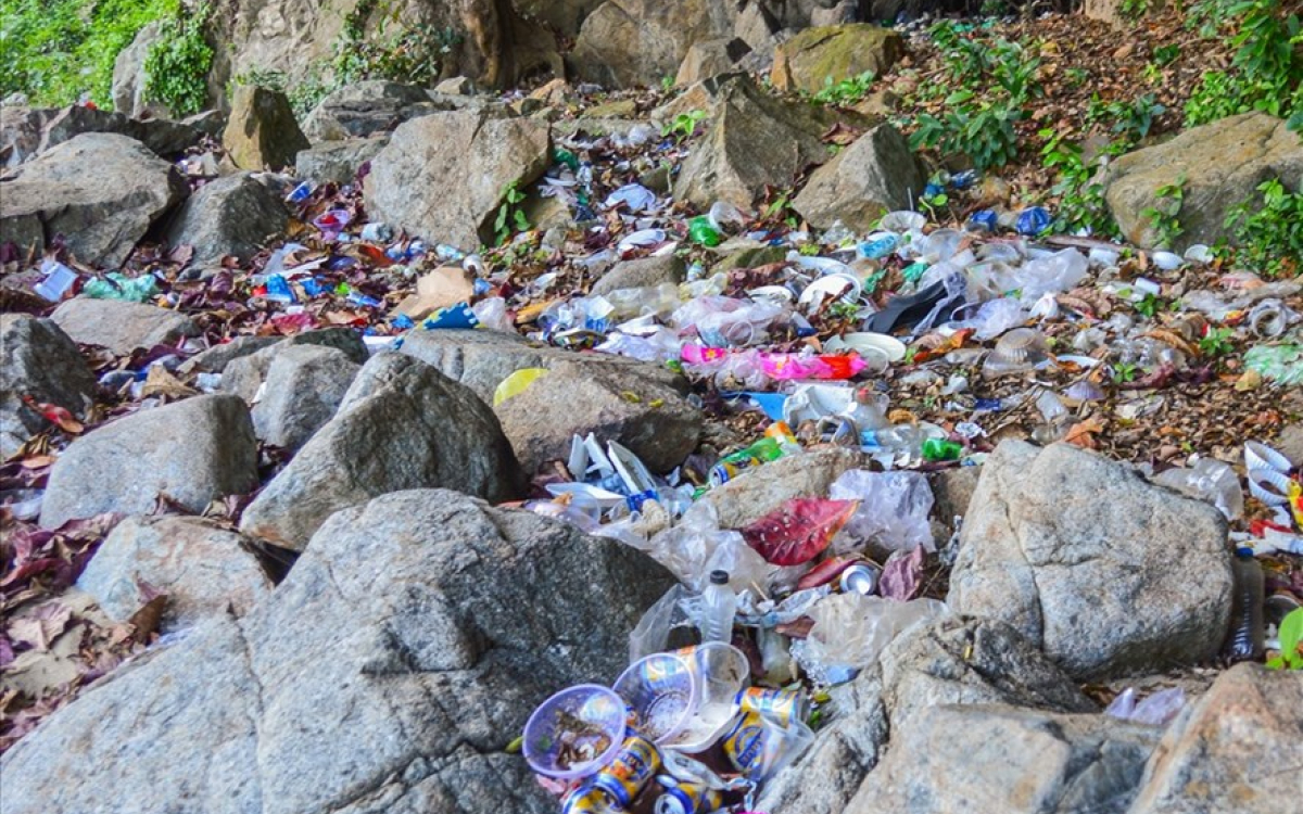 Nếu kh&ocirc;ng h&agrave;nh động, lượng r&aacute;c thải nhựa do kh&aacute;ch du lịch vứt bỏ v&agrave;o năm 2030 sẽ v&agrave;o khoảng 336.400 tấn mỗi năm.