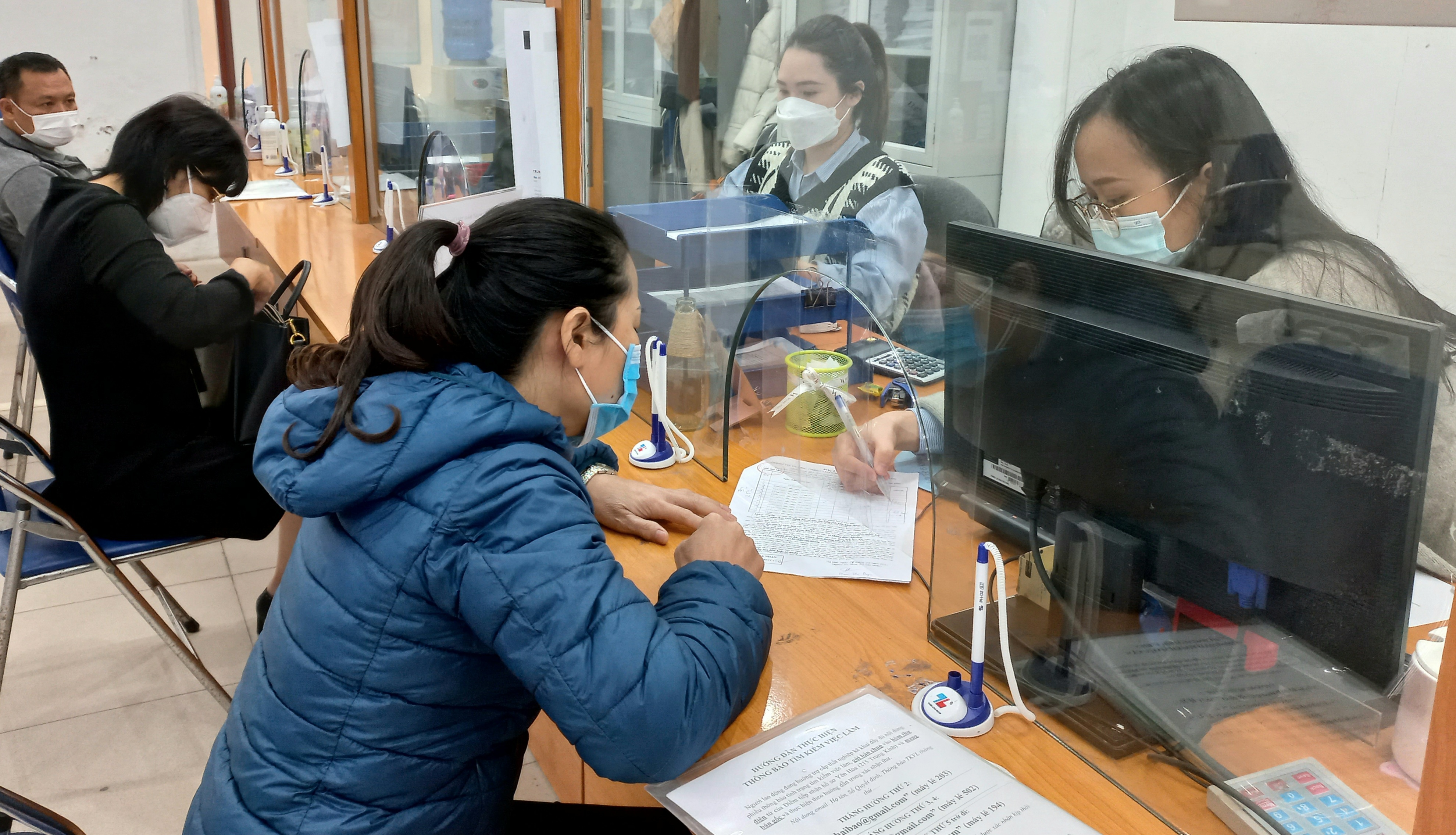 Người lao động làm thủ tục hưởng chế độ liên quan đến bảo hiểm tại Hà Nội. Ảnh - N.Dương.