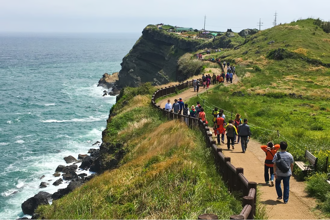 Đảo Jeju của H&agrave;n Quốc đang dự t&iacute;nh &aacute;p đặt ph&iacute; nhằm t&igrave;m c&aacute;ch hạn chế sức &eacute;p về vệ sinh v&agrave; m&ocirc;i trường do qu&aacute; tải du lịch.