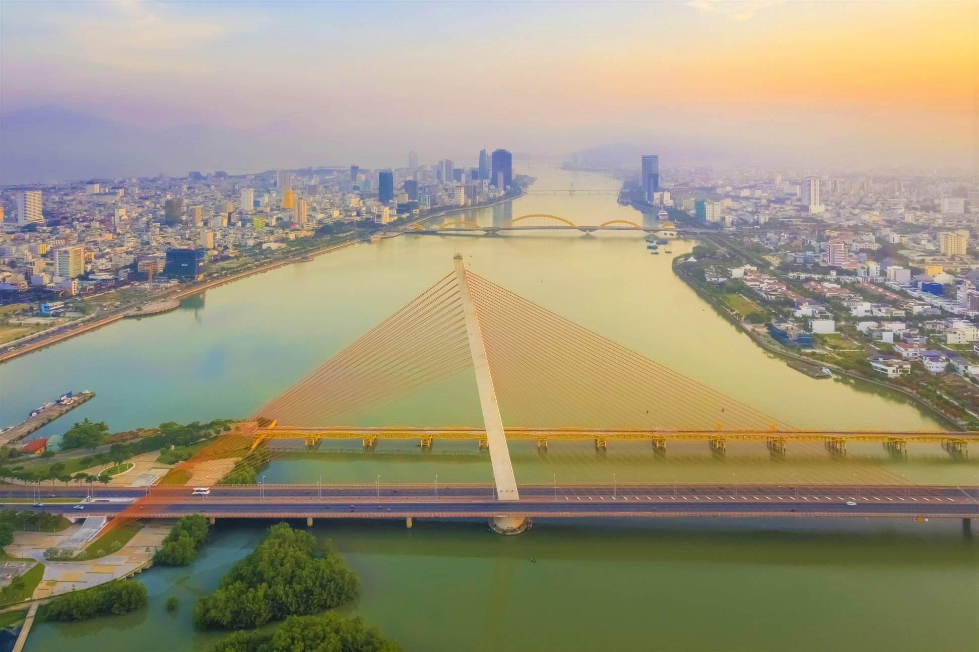 Khu vực trung tâm thành phố, gần sông Hàn với những cây cầu thơ mộng luôn là không gian sống mơ ước bậc nhất tại Đà Nẵng.