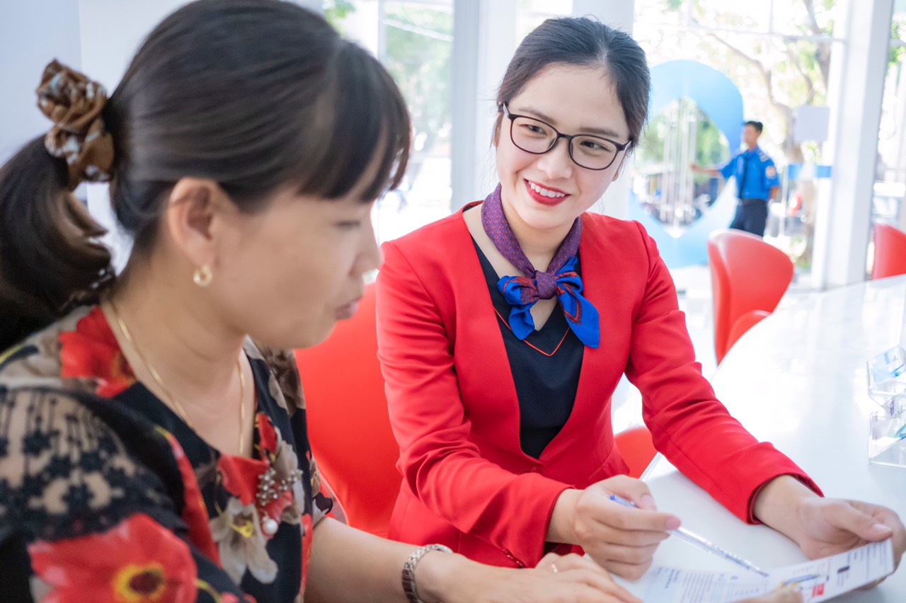 Tiểu thương đang tìm hiểu thủ tục cho vay từ ngân hàng Bản Việt.