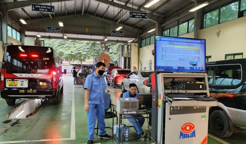 Có hiện tưởng nhân viên đơn vị đăng kiểm, cò xe tranh thủ tình hình ùn tắc để trục lợi trong việc bố trí "xếp lốt" phương tiện.