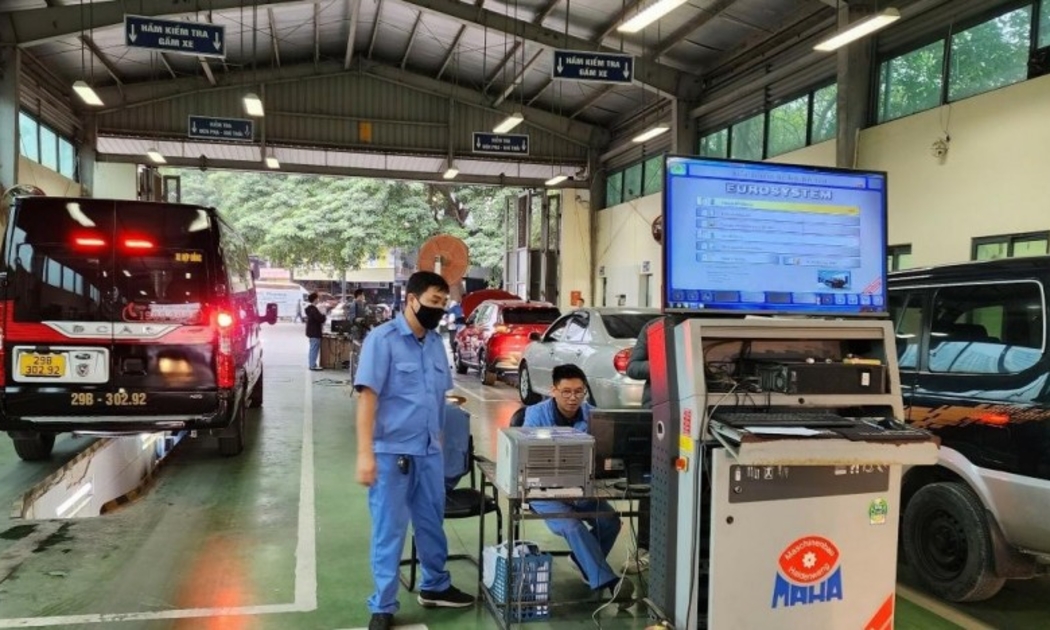 Có hiện tưởng nhân viên đơn vị đăng kiểm, cò xe tranh thủ tình hình ùn tắc để trục lợi trong việc bố trí 