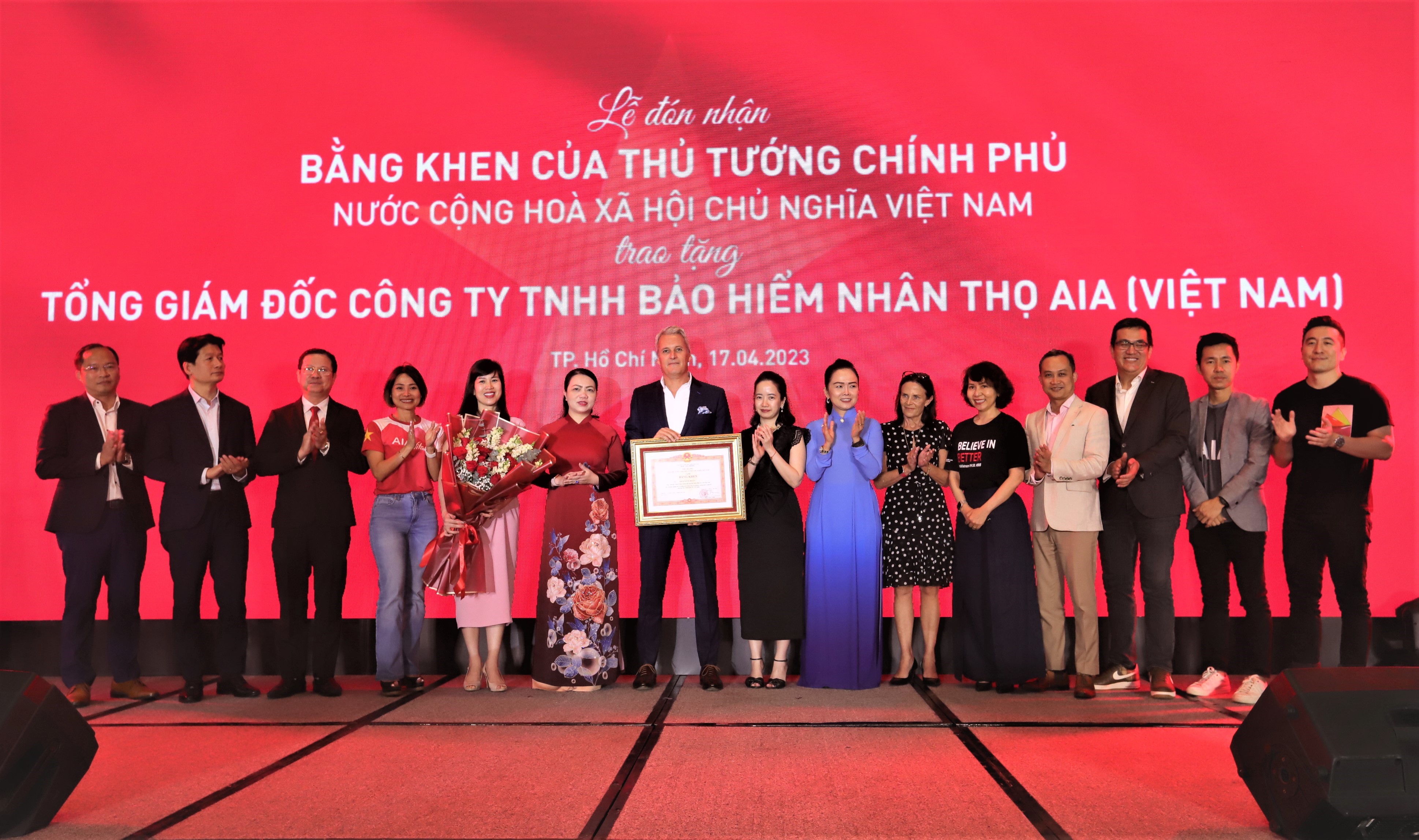 Ông Wayne Besant và Ban Giám đốc AIA Việt Nam đón nhận Bằng khen của Thủ tướng Chính phủ.