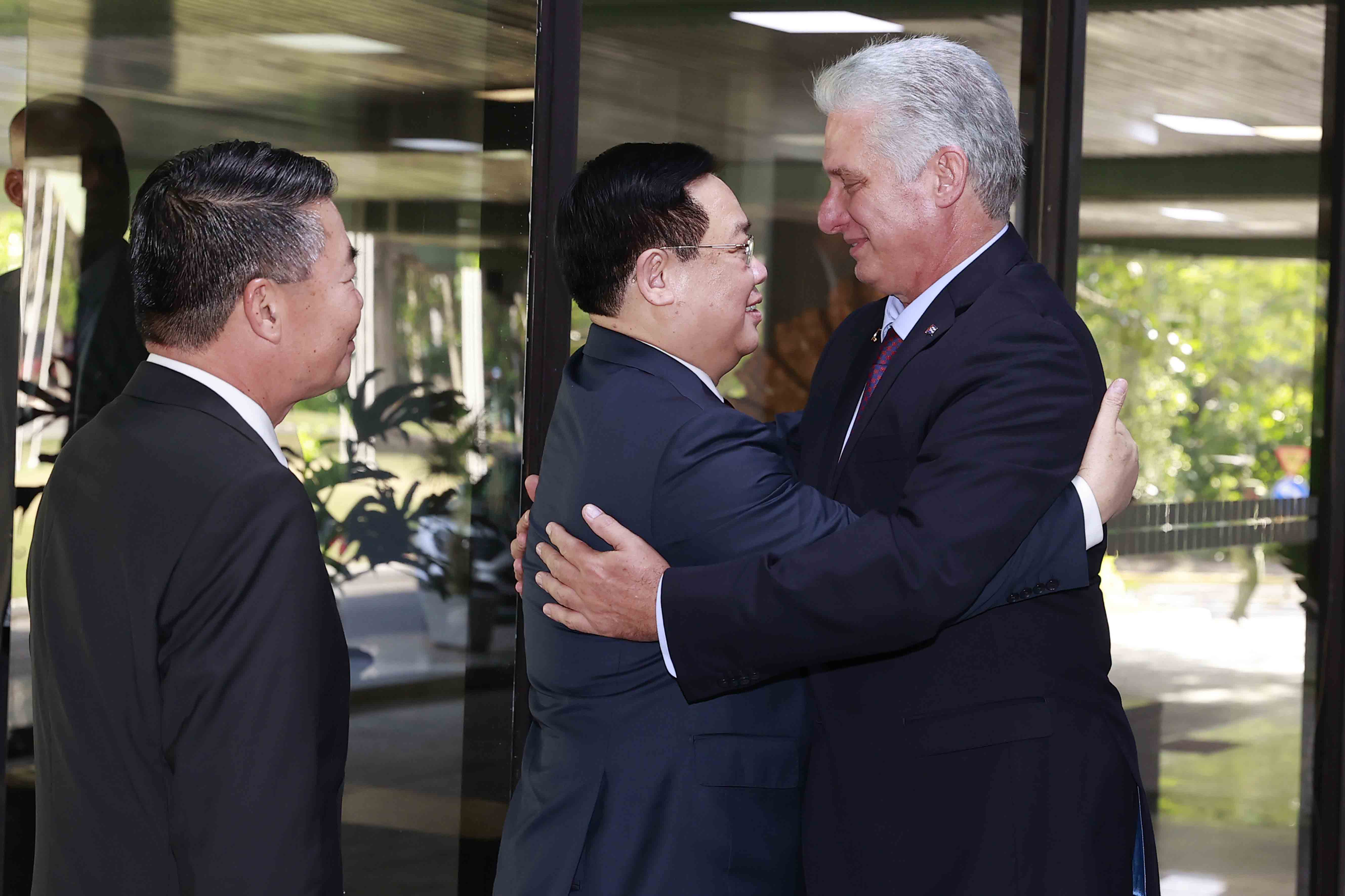 Bí thư thứ nhất Ban Chấp hành Trung ương Đảng Cộng sản Cuba, Chủ tịch nước Cộng hòa Cuba Miguel Díaz-Canel đón Chủ tịch Quốc hội Vương Đình Huệ đến dự phiên họp - Ảnh: Quochoi.vn 