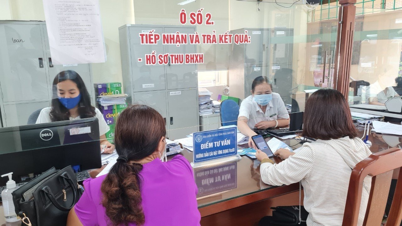 Lao động làm thủ tục liên quan đến bảo hiểm. Ảnh - BHXH Việt Nam.