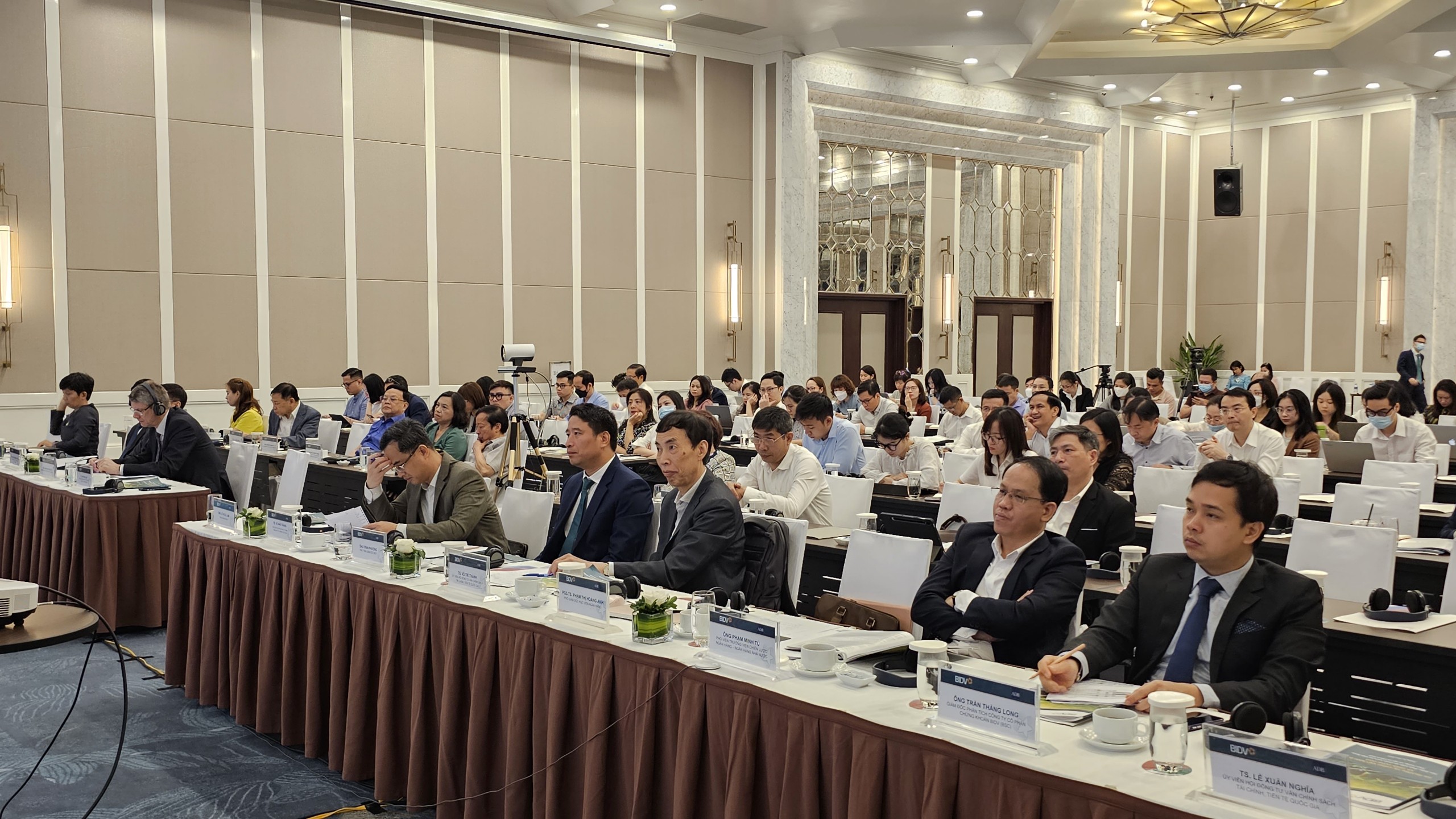 Các chuyên gia tham gia phản biện báo cáo.