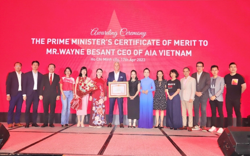 CEO of AIA Vietnam receives Certificate of Merit from PM