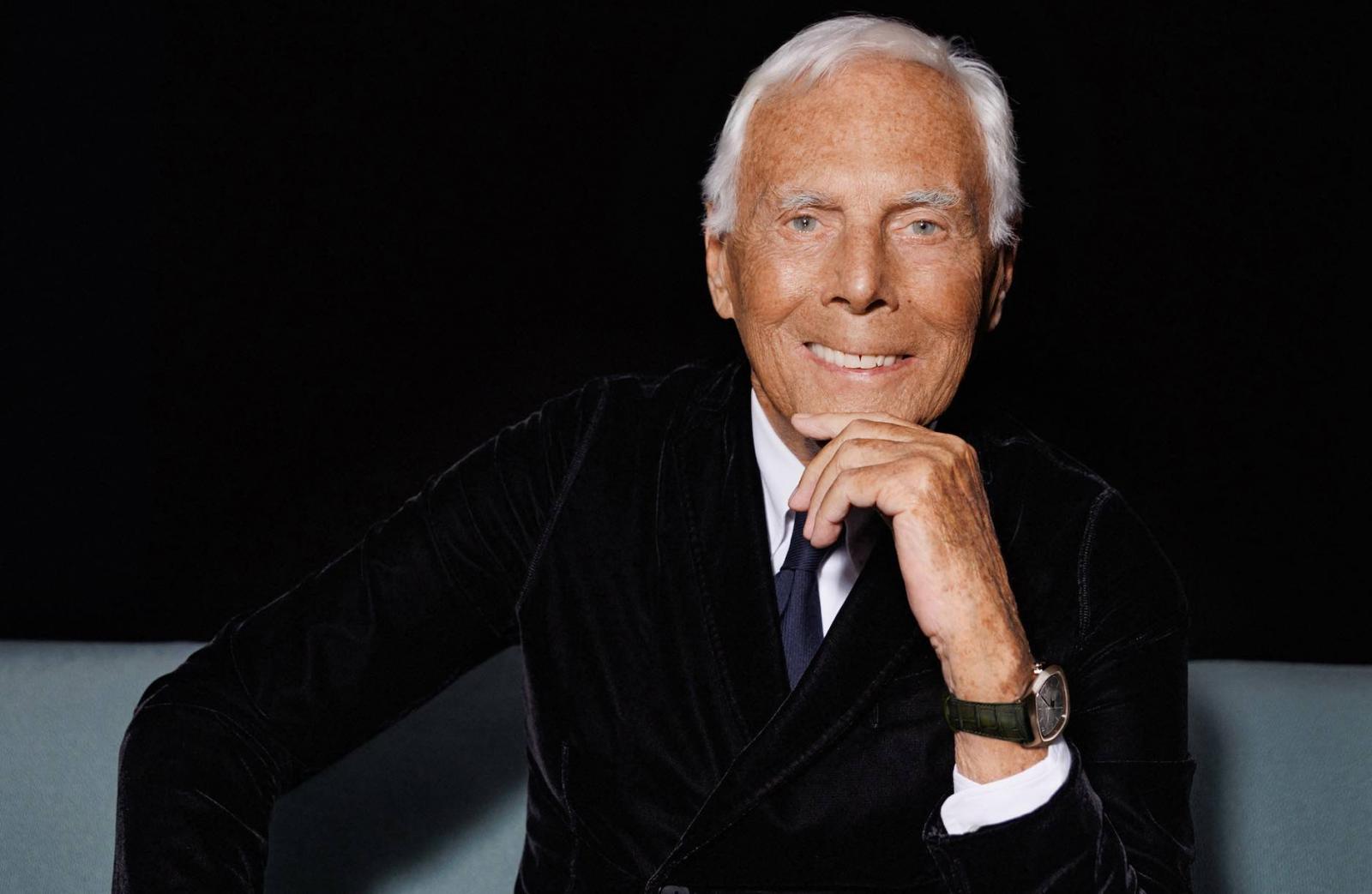 Tỷ phú Giorgio Armani và một chiếc đồng hồ Giorgio Armani 11 vàng hồng trên tay.